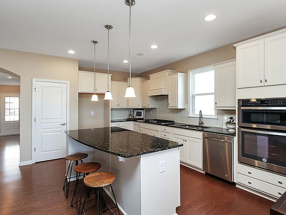 4th image of 742 Firefly Ct