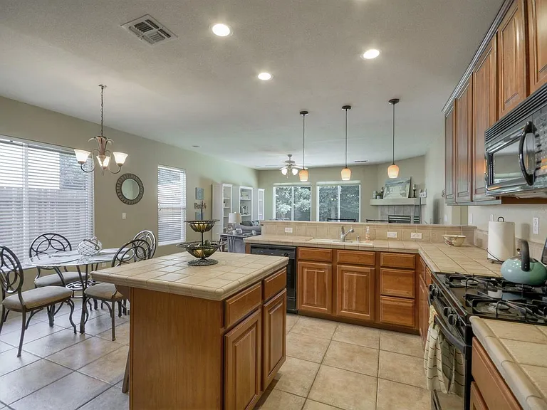 9509 Grasmeer Way — Photo 4