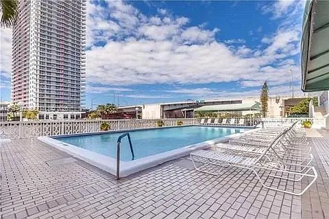 Imperial Towers Condo — Photo 1