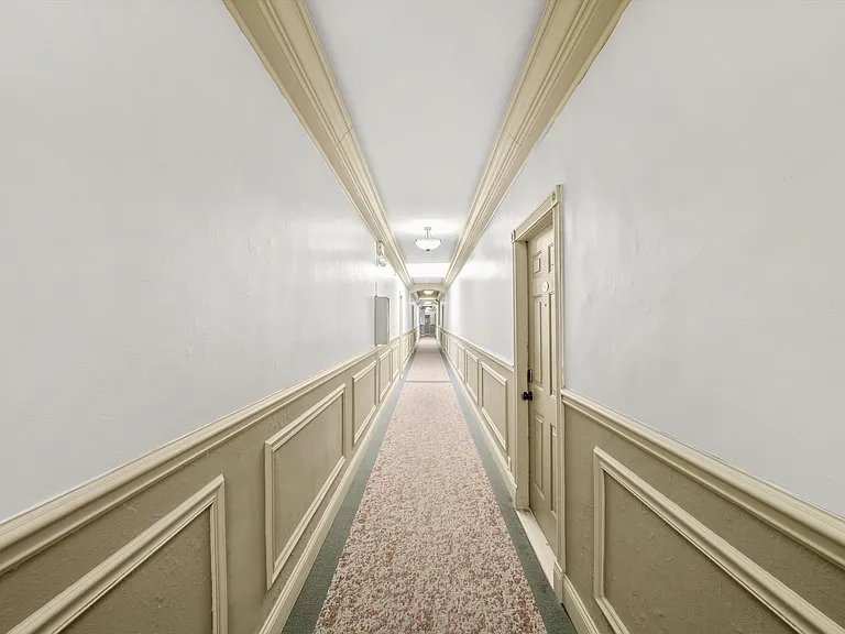University Manor Apartments — Photo 4