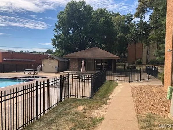 9 Fairways Cir APT A, Saint Charles, MO 63303