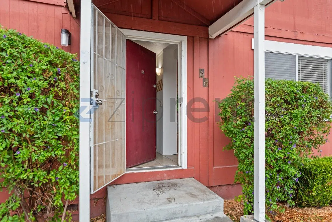 532 Tyrella Ave — Photo 3