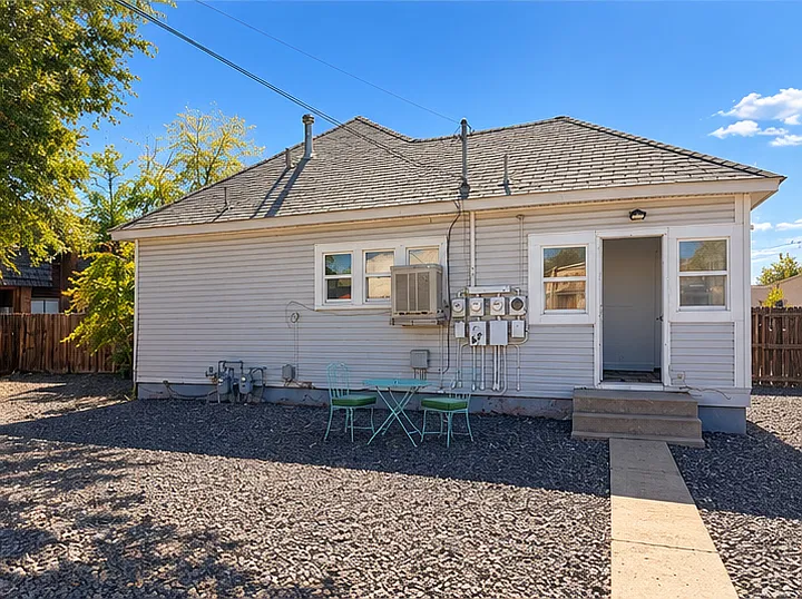 1 bed, 900 sqft, $1,100 — Photo 3