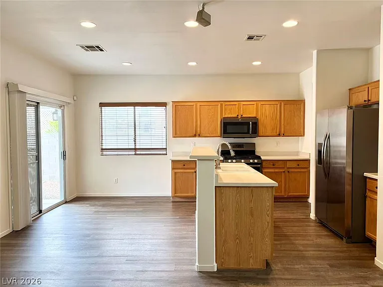 1626 W Hammer Ln — Photo 6