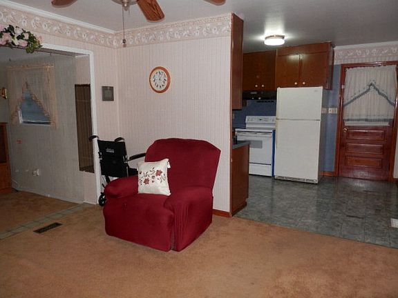 4th image of 225 Parker Dr