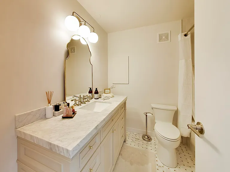 111 E Chestnut St #35J — Photo 15