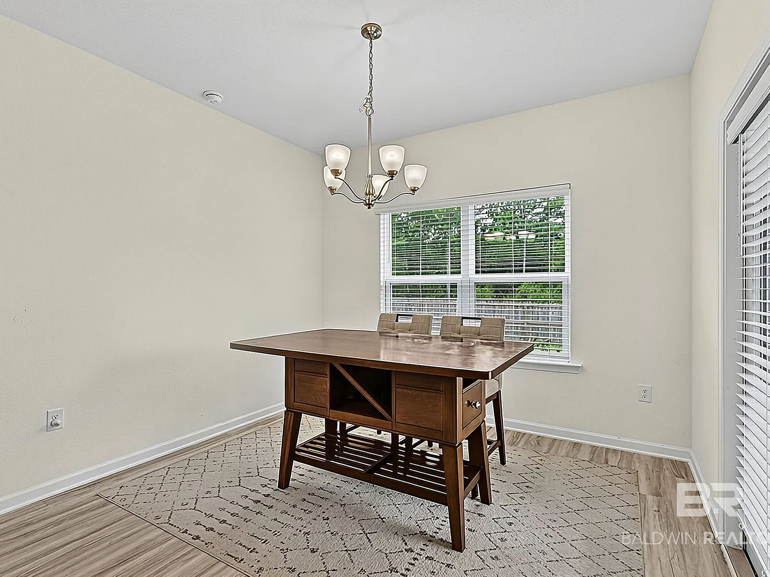 4 bed, 3.0 bath, 2100 sqft, $2,300 — Photo 4