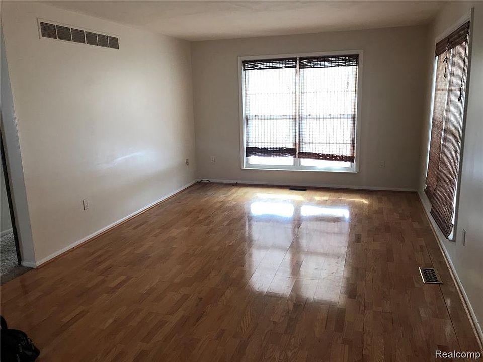 1st image of 22827 Renford St #379