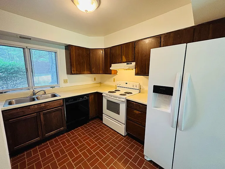 323 Shenandoah Cir — Photo 17