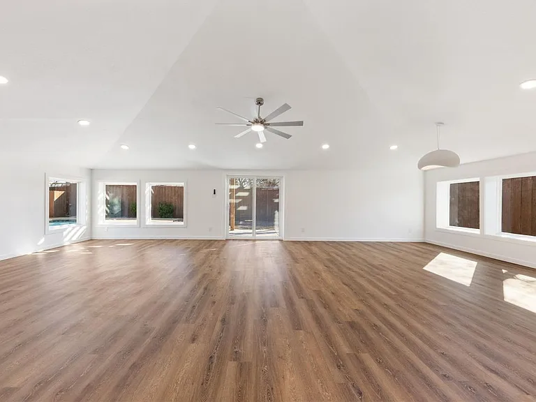 3616 Woodleigh Dr — Photo 3