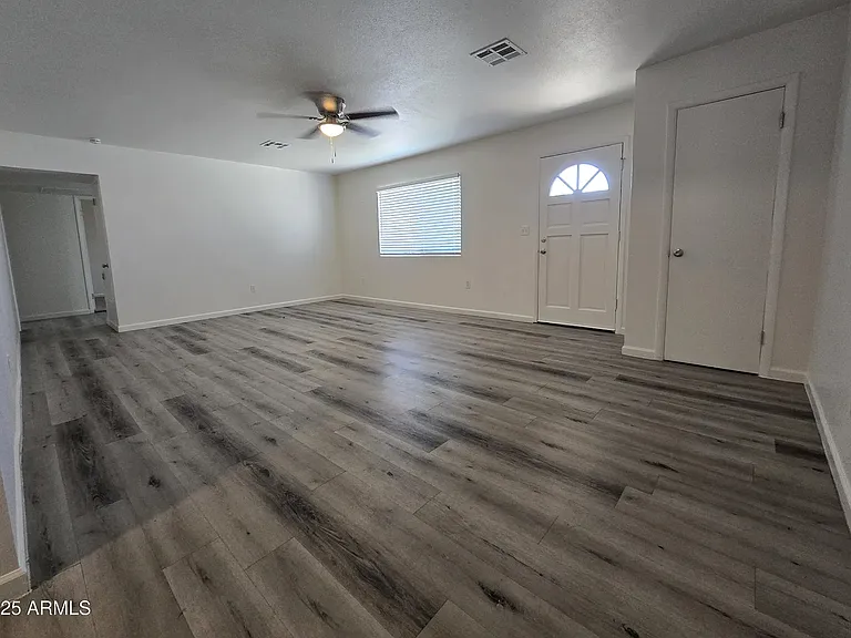 2230 E Beverly Ln — Photo 4