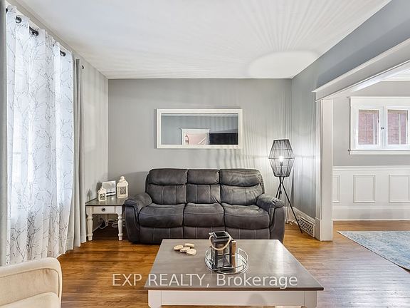 3rd image of 32 Sussex St N
