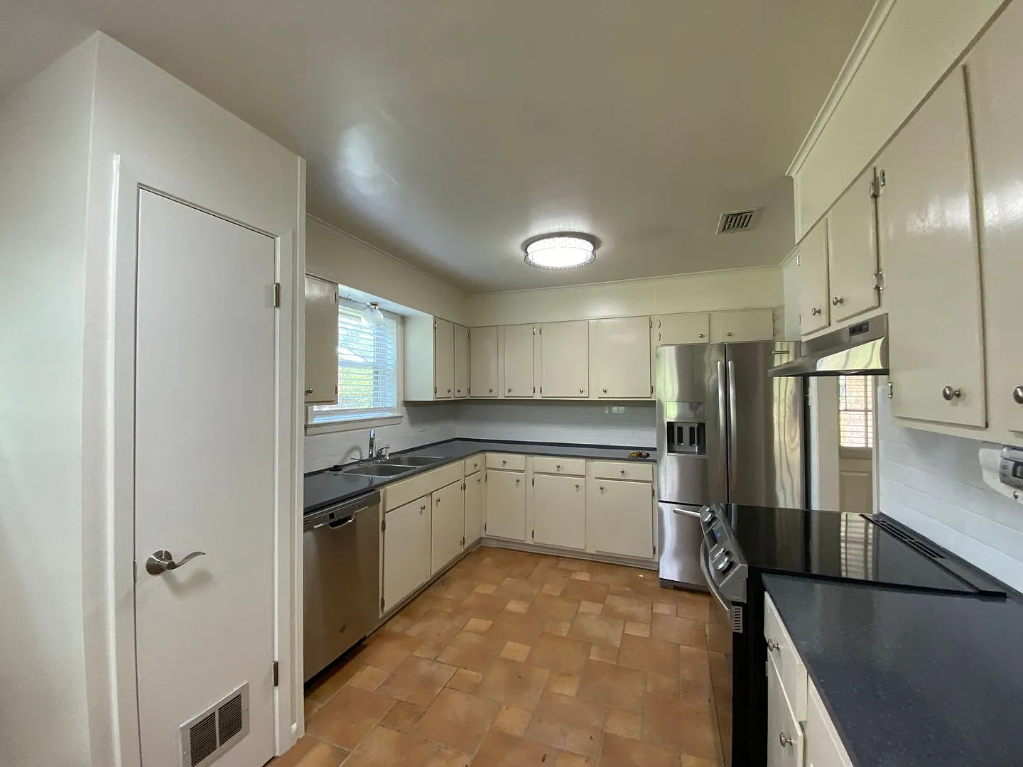 3 Bedroom House off Highland and Staring Lane — Photo 2