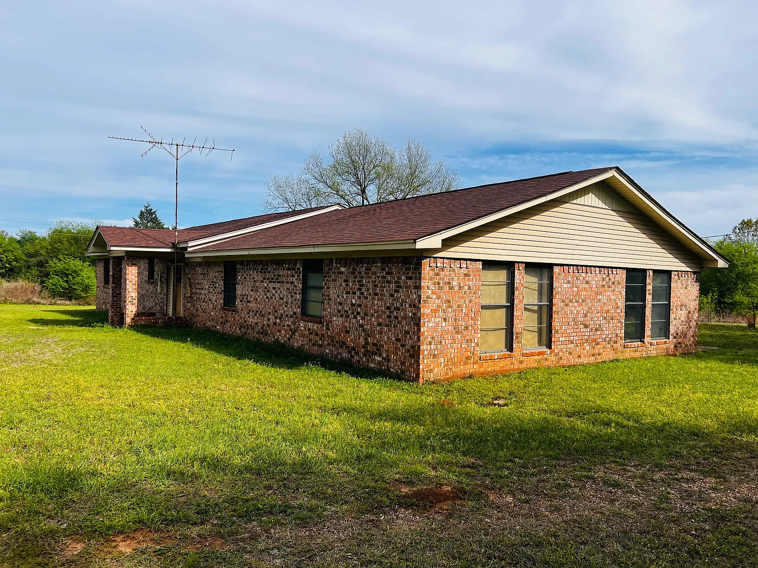 4 bed, 2.0 bath, 2428 sqft, $2,000 — Photo 3