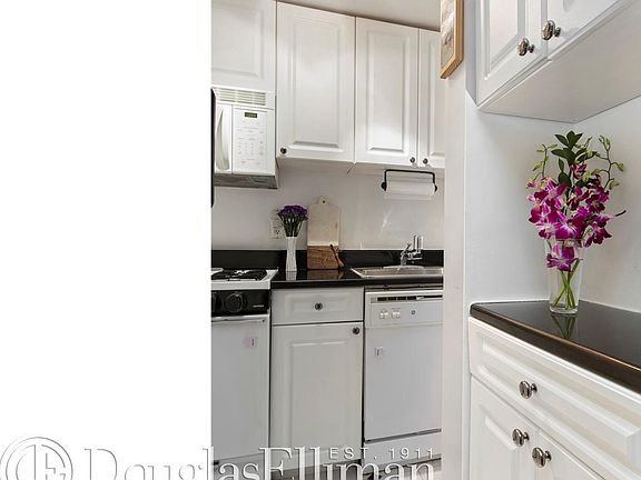 4th image of 49 W 72nd St APT 8A