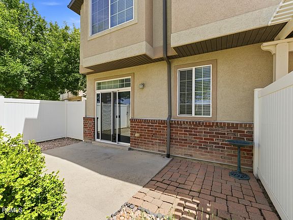 4th image of 674 Canterbury Ln
