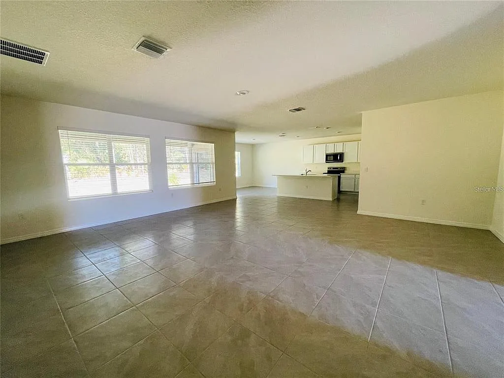 4 bed, 2.0 bath, 2319 sqft, $2,350 — Photo 2