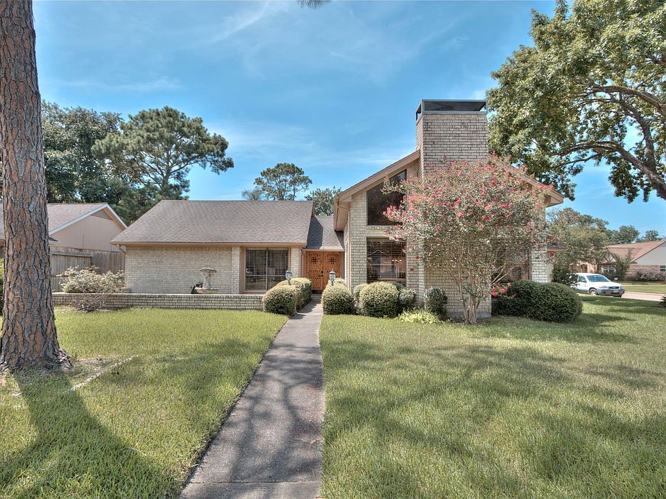 1st image of 2702 S Pinehill Dr