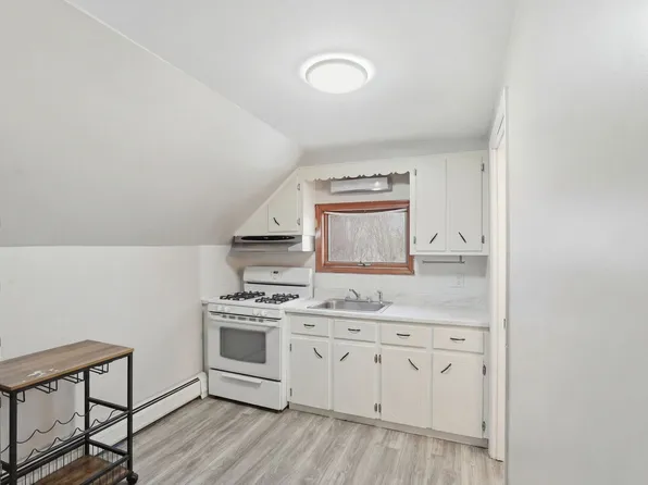 68 Oak St Floor 3, Taunton, MA 02780