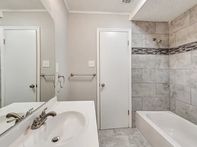2833 Kingsbury Ave — Photo 24