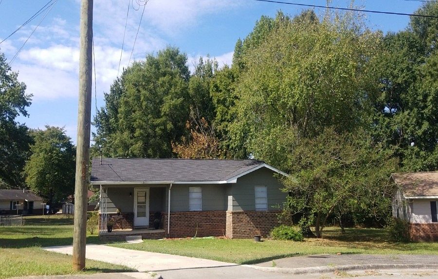 2nd image of 1810 Oxford Cir SW
