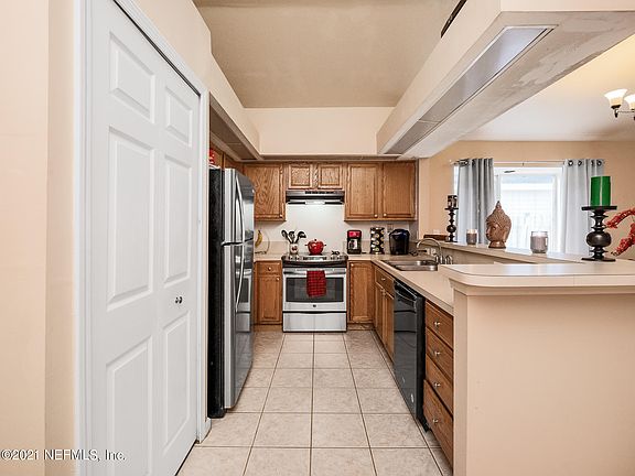 4th image of 1142 Homard Blvd E
