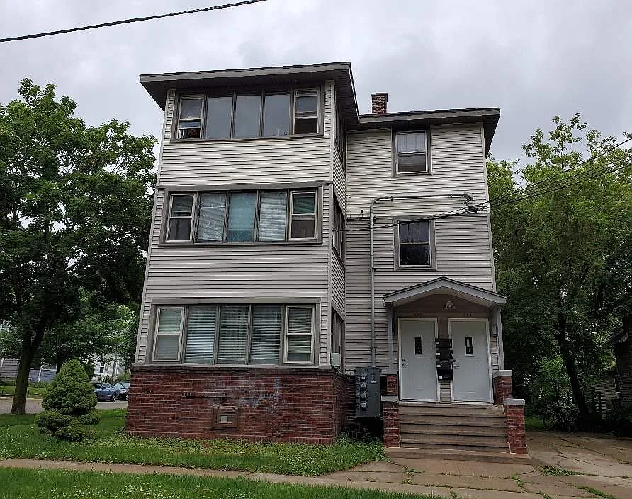 3 bed, 1.0 bath, 1400 sqft, $2,100 — Photo 1