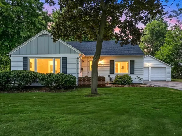 1565 Riverside Dr, Suamico, WI 54173