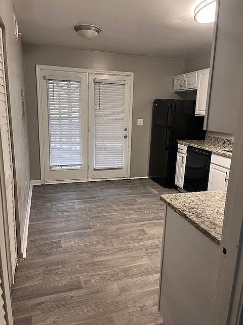 Newly renovated kitchen, new cabinets and granite countertops.