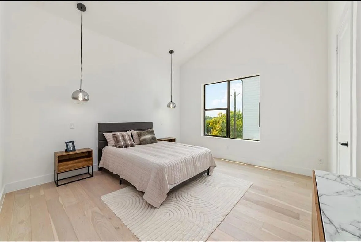 3 bed, 2257 sqft, $4,300 — Photo 4