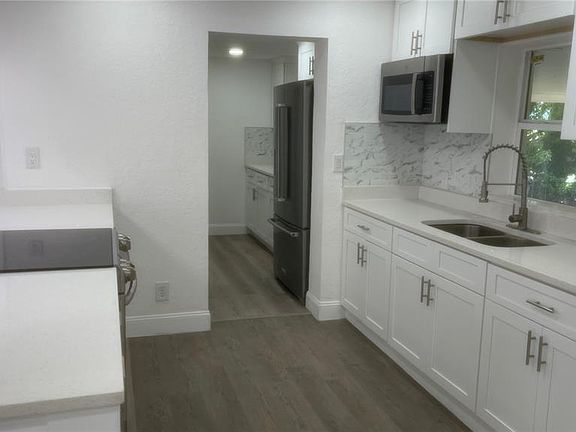 4th image of 113 W Division St