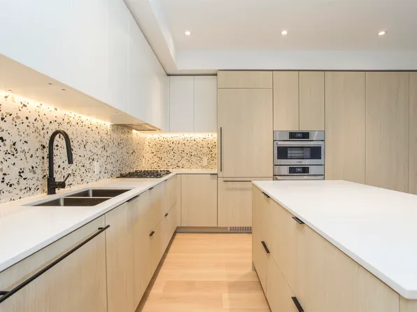 2471 Saint George St #Penthouse 517, Vancouver, BC V5T 3R4