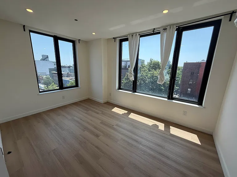 321 Franklin Ave #4D — Photo 10