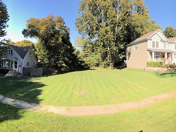 3rd image of 1023 E Willow Ave