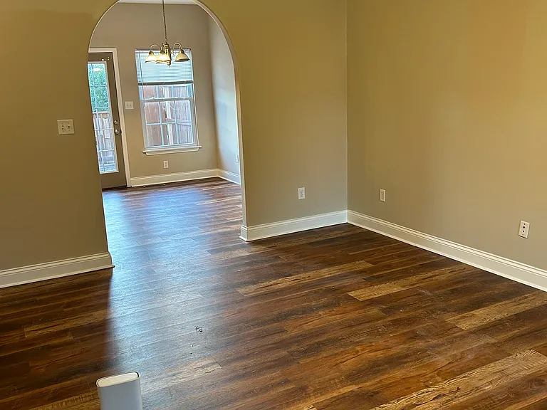 357 Williamsburg Ln — Photo 3