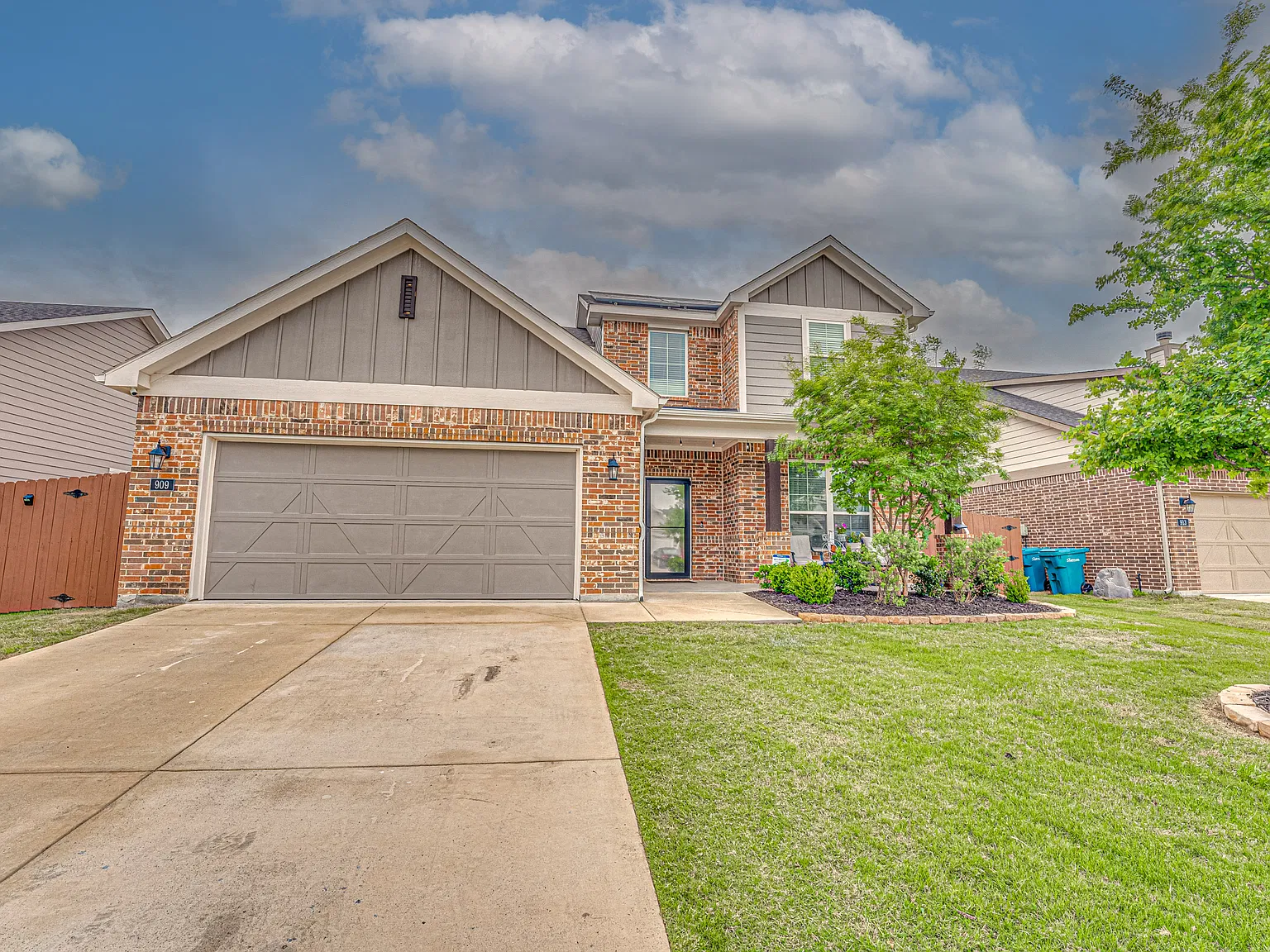 4 bed, 2.5 bath, 2698 sqft, $2,600 — Photo 1