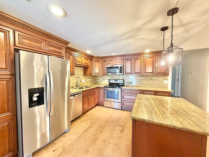 4 bed, 2.0 bath, 1690 sqft, $2,800 — Photo 2