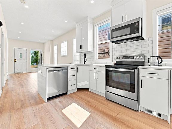 4th image of 1012 SE 1st Ave NW