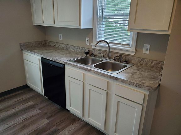 3rd image of 3938 Lee Heights Blvd