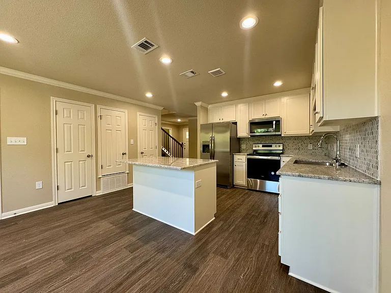 919 Briar Dr — Photo 6