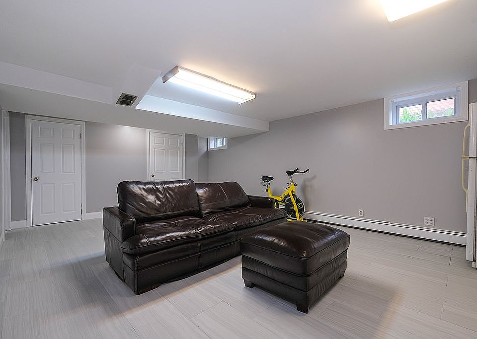 1st image of 4 Oak Ln E