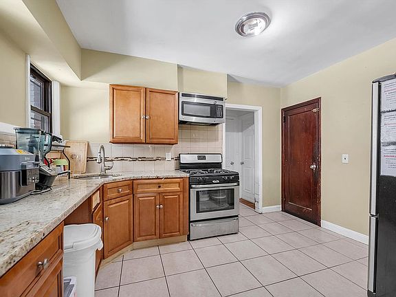 4th image of 11747 221st St