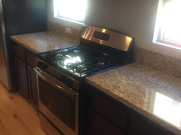 3rd image of 711 S Ivy Ave Unit A