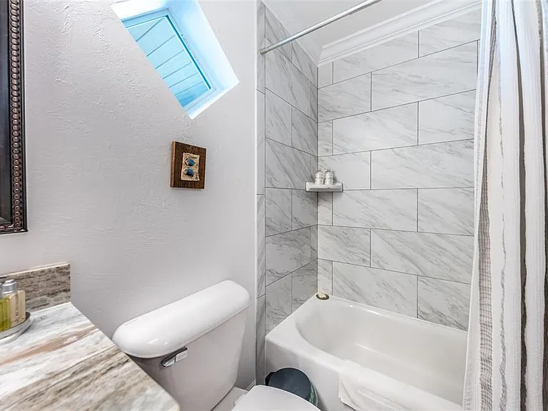 327 Harvey St — Photo 36