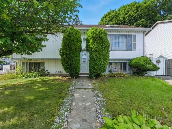 26 Bowles Ct, Pawtucket, RI 02860