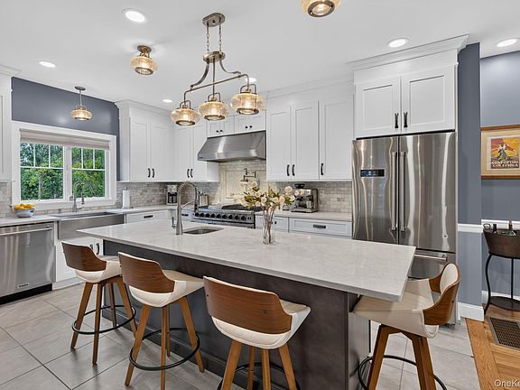 3rd image of 42 Colonial Avenue