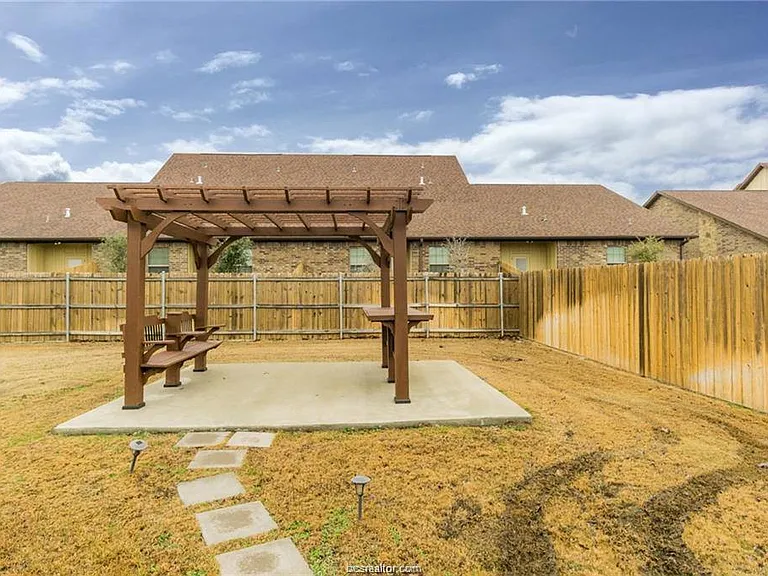 3010 Old Ironsides Dr — Photo 18