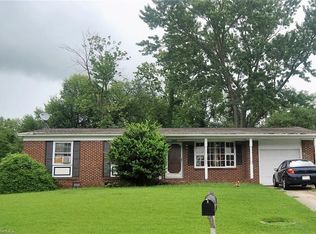 2204 Briarlea Rd, Greensboro, NC 27405