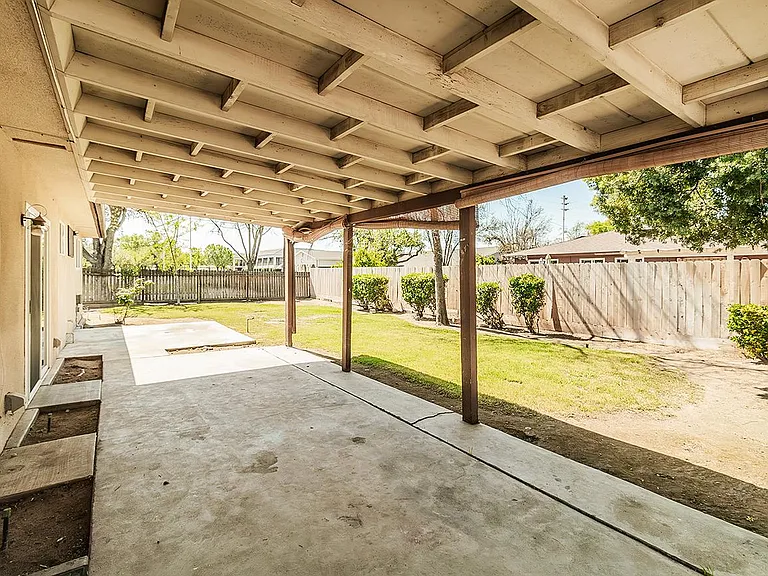 4411 N Winery Ave — Photo 18