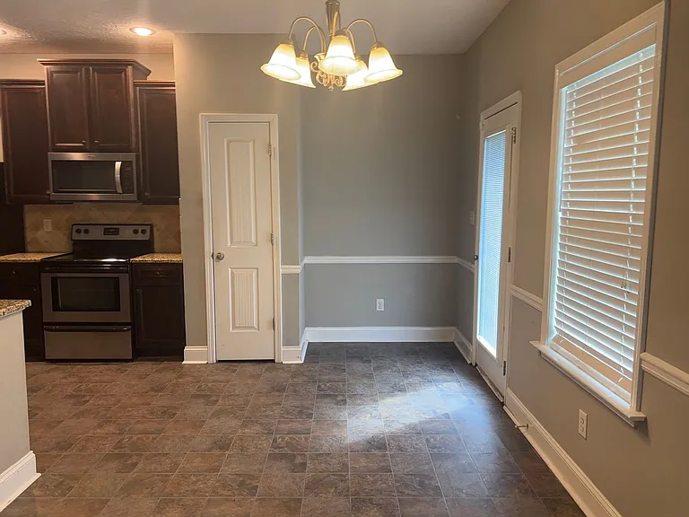 717 Porter Ln — Photo 4